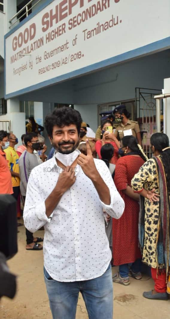 என் வாக்கினை பதிவுசெய்தபோது - ஜனநாயகக்கடமையை ஆற்றிய பிரபலங்கள். என் வாக்கினை பதிவுசெய்தபோது - ஜனநாயகக்கடமையை ஆற்றிய பிரபலங்கள்.