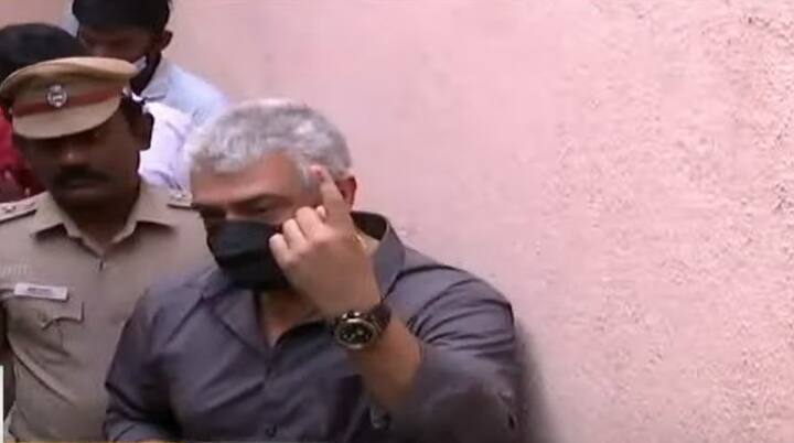 ajith and  shalini came  to cast their vote in  thiruvanmiyur