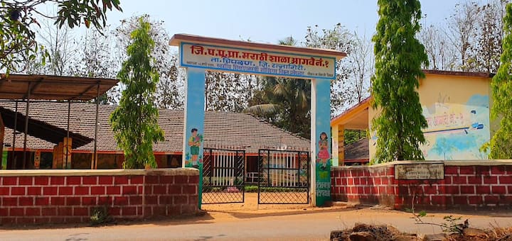 आगवे गावात आठ वाड्या असून, येथे नेहमी एकजुटीने काम केले जाते.अगदी ग्रामपंचायती कामेही एकमताने केली जातात किंवा ग्रामपंचायतीने राबवलेले प्रत्येक उपक्रमाला विश्वासने साथ दिली जाते.त्यामुळेच कोरोनासारख्या परिस्थितीवर आतापर्यंत मात करण्यात करता आली.