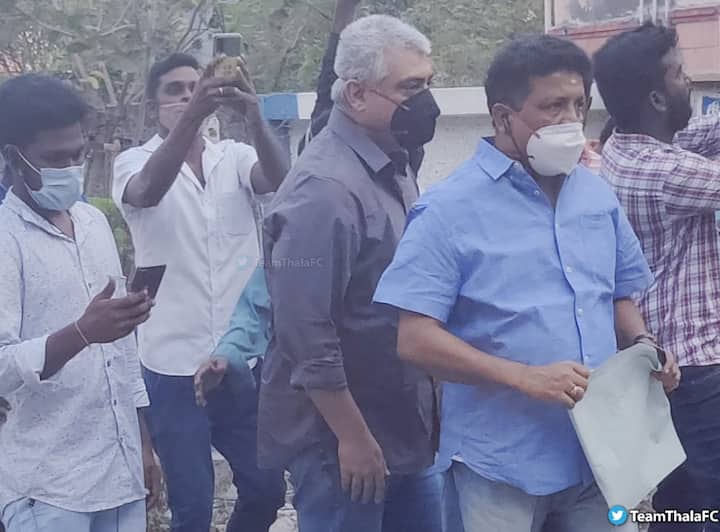 ajith and  shalini came  to cast their vote in  thiruvanmiyur