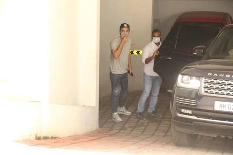 રણબીર કપૂર ક્લિનિક બહાર દૂરથી ફોટોગ્રાફર્સને પોઝ આપતા જોવા મળ્યાં.