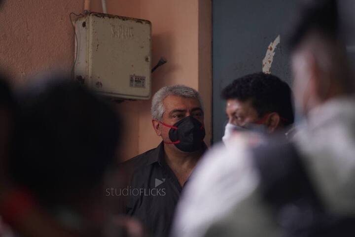 ajith and  shalini came  to cast their vote in  thiruvanmiyur