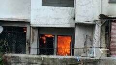 NASHIK FIRE : नाशिकच्या चांदवडमध्ये कोविड सेंटर असलेल्या इमारतीत आग, फर्निचरच्या दुकानाने घेतला पेट