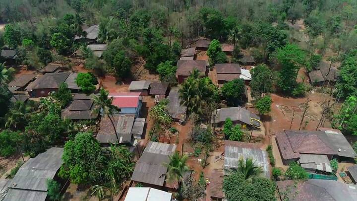 जगभरात सध्या कोरोनाचा वाढता प्रादुर्भाव आहे. आपल्या गावात किंवा गावच्या वेशीबाहेर कोरोनाला रोखण्यासाठी विविध उपाययोजना स्थानिक आरोग्य विभाग आणि प्रशासन गावकरी आपापल्या परिने करत आहेत. तरीही कोरोनाचा शिरकाव होतोय. कोरोनाला सुरुवात झाली आजवर वर्षही पलटून गेलं. तरीही कोरोनाचा प्रादुर्भाव काही कमी होत नाही. गावात एकही कोरोना बाधीत रुग्ण नाही असे कधी ऐकलय का, आश्चर्य वाटेल ना? हे करून दाखवले आहे चिपळूण तालुक्यातील आगवे गावाने.