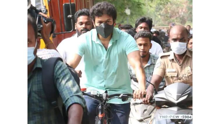 Tamil Nadu Election 2021: Actor Vijay arrives on cycle for casting vote in polling booth today Vijay cycles to vote: ভোট দিতে সাইকেলে সওয়ার হলেন সুপারস্টার অভিনেতা!