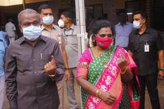 தெலுங்கானா ஆளுநர் தமிழிசை விருகம்பாக்கத்தில் வாக்களித்தார்
