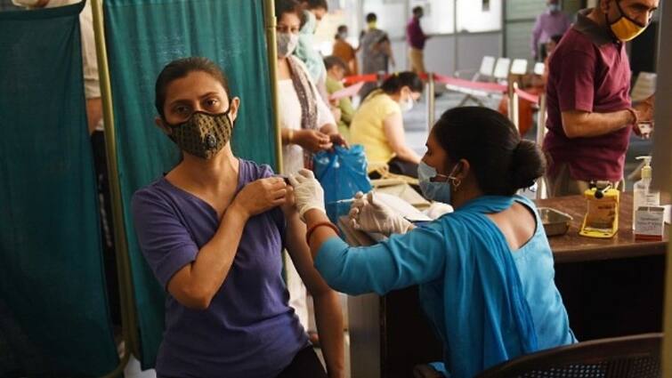 Gujarat Vaccination : today, all vaccination centers closed in Surat due to over stock Gujarat Vaccination : ગુજરાતના આ મોટા શહેરમાં કોરોનાની વેક્સિન ખુટી પડતા તમામ વેક્સિનેશન સેન્ટર બંધ