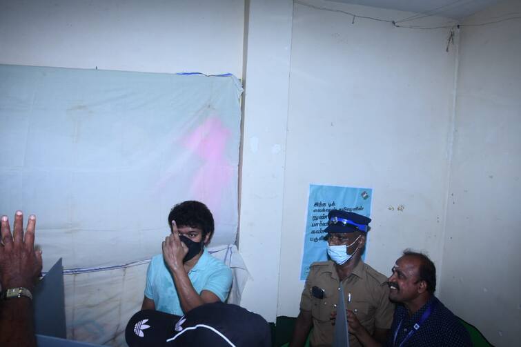 ACTOR vijay casted his vote by driving his bicycle சைக்கிளில் வந்து வாக்களித்த நடிகர் விஜய்