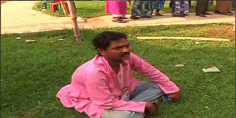 West Bengal Assembly elections 2021 third phase voting-Magrahat West ISF candidate Moidul Islam on Dharna outside booth WB Election 2021 Voting: বুথে ঢুকতে ‘বাধা’, প্রতিবাদে বাইরে অবস্থান বিক্ষোভ মগরাহাট পশ্চিমের ISF প্রার্থীর