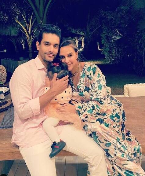 ਨੇਹਾ ਧੂਪੀਆ ਨੇ ਵੀ ਕਾਹਲ ਵਿੱਚ ਹੀ ਆਪਣੇ ਪ੍ਰੇਮੀ ਅਤੇ ਅਦਾਕਾਰ ਅੰਗਦ ਬੇਦੀ ਨਾਲ ਵਿਆਹ ਕਰ ਲਿਆ। ਵਿਆਹ ਤੋਂ ਕੁਝ ਹੀ ਸਮੇਂ ਵਿੱਚ ਨੇਹਾ ਦਾ ਬੇਬੀ ਬੰਪ ਵਿਖਾਈ ਦੇਣ ਲੱਗਿਆ। ਬੱਚੇ ਦੇ ਜਨਮ ਮਗਰੋਂ ਨੇਹਾ ਅਤੇ ਅੰਗਦ ਨੇ ਸਵੀਕਾਰ ਕੀਤਾ ਸੀ ਕਿ ਨੇਹਾ ਵਿਆਹ ਤੋਂ ਪਹਿਲਾਂ ਹੀ ਗਰਭਵਤੀ ਹੋ ਗਈ ਸੀ।