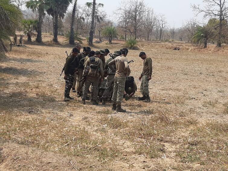 Chhattisgarh Maoist attack Learn bravery, patriotism and humanity from Sikhs, Soldier took off his turban and rescued his Colleague in firing ਬਹਾਦਰੀ, ਦੇਸ਼ ਭਗਤੀ ਤੇ ਇਨਸਾਨੀਅਤ ਕੋਈ ਸਿੱਖਾਂ ਤੋਂ ਸਿੱਖੇ! ਚੁਫੇਰਿਓਂ ਫਾਇਰਿੰਗ 'ਚ ਪੱਗ ਉਤਾਰ ਸਾਥੀ ਨੂੰ ਬਚਾਇਆ, ਖੁਦ ਖਾਧੀਆਂ ਗੋਲੀਆਂ