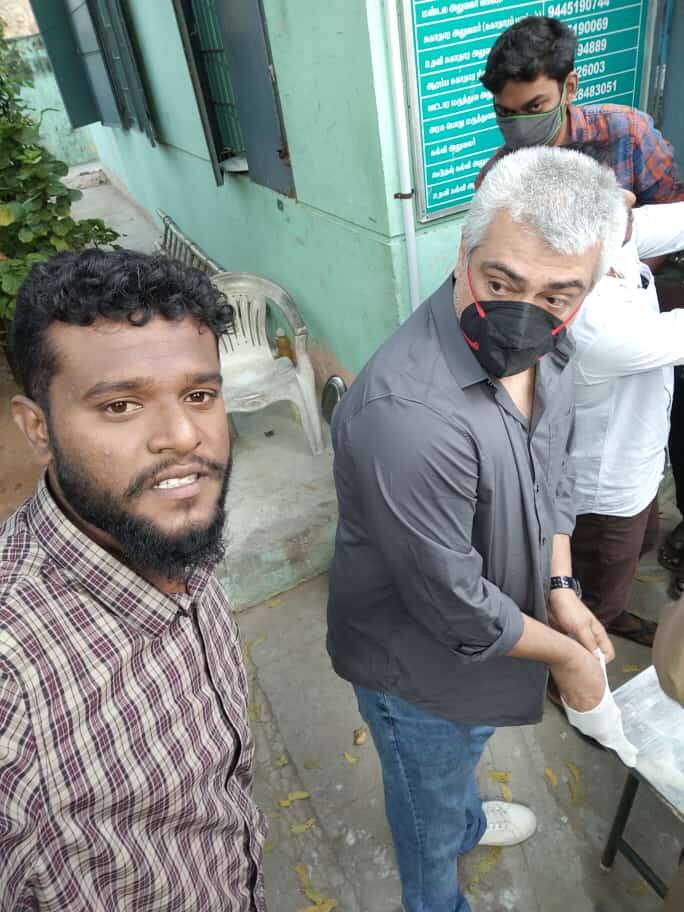ajith and  shalini came  to cast their vote in  thiruvanmiyur