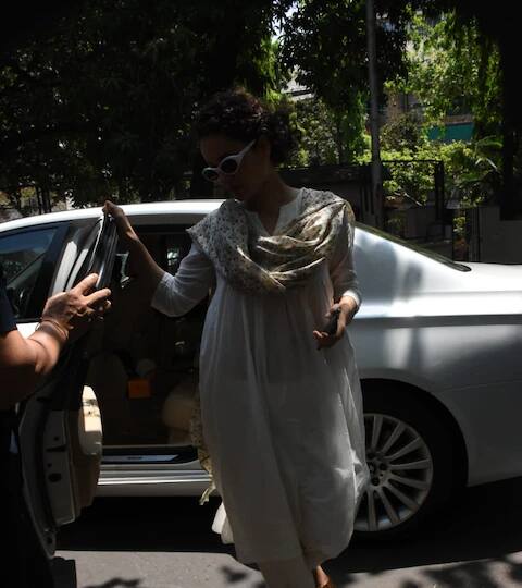 कंगना रनौत सोमवारी सकाळी डबिंग स्टुडिओच्या बाहेर स्पॉट झाली. कंगनाने त्यावेळी चेहऱ्यावर मास्क घातला नव्हता. आता तिचा हा फोटो सोशल मीडियावर मोठ्या प्रमाणात व्हायरल होताना दिसत आहे.