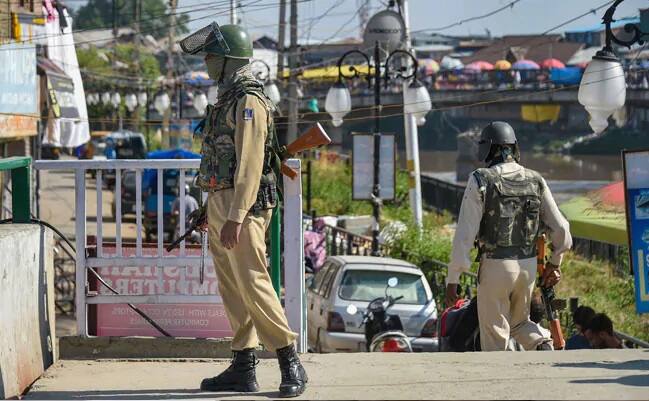 CCTV footage of Petrol bomb attack, lone attacker seen throwing petrol bomb on CRPF ANN श्रीनगर में CRPF कैंप पर पेट्रोल बम हमला, सभी जवान सुरक्षित
