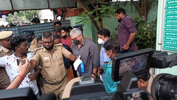 ajith and  shalini came  to cast their vote in  thiruvanmiyur