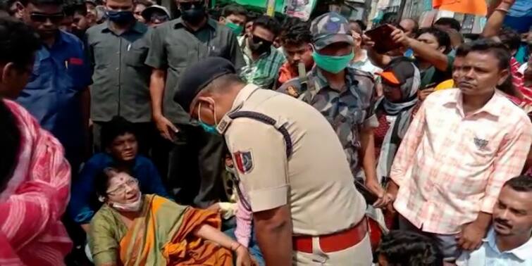 WB Election 2021: BJP Locket Chatterjee bodyguard attack against police in Chinsurah WB Election 2021: আপ্ত সহায়ককে মারধরের অভিযোগ, পথ অবরোধ লকেটের