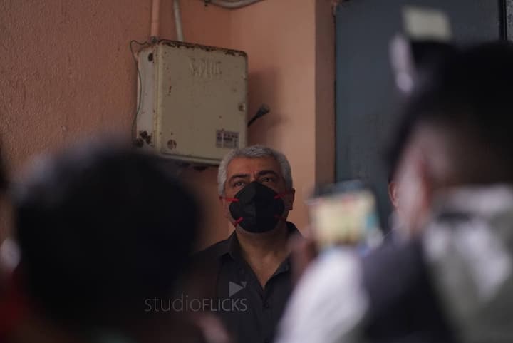 ajith and  shalini came  to cast their vote in  thiruvanmiyur