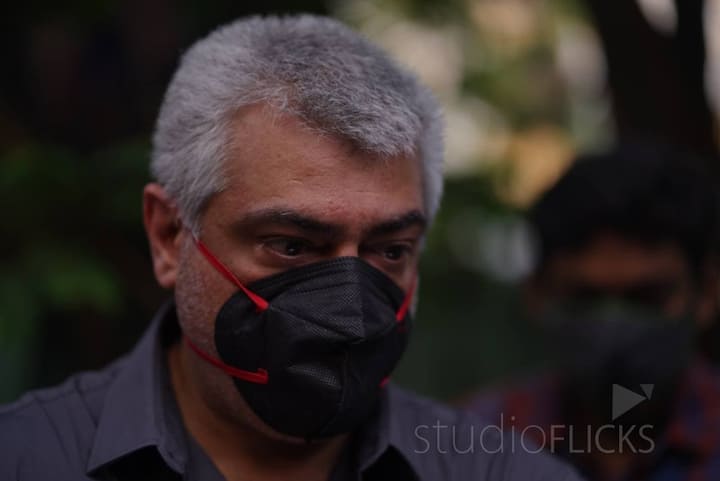 ajith and  shalini came  to cast their vote in  thiruvanmiyur