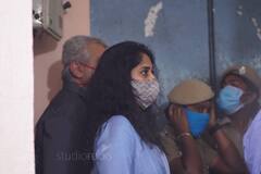 தல அஜித்குமார் தனது மனைவி ஷாலினியுடன் ஓட்டு போட வந்த ஆல்பம்