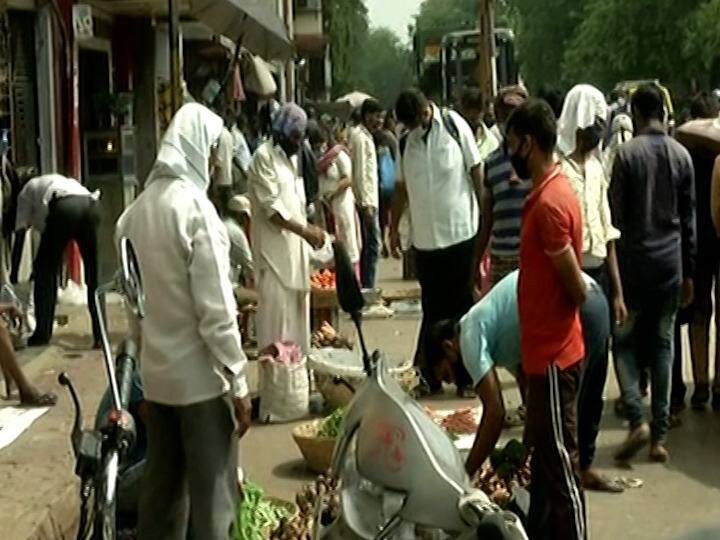 वाढत्या कोरोनाच्या पार्श्वभूमीवर राज्य शासनानं काही कठोर निर्बंध लागू केले. पण, हे नियम लागू करत असताना यातून जीवनावश्यक गोष्टींची दुकानं, भाजी मंडई, वगैरे वगळण्यात आली.