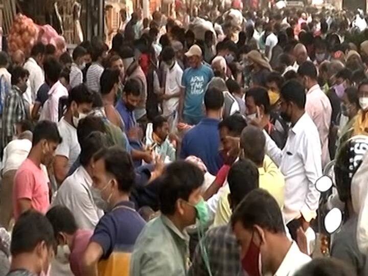 कसा नियंत्रणात येईल कोरोना, दादर मार्केटमध्ये सकाळी 6 वाजता तुडूंब गर्दी dadar market crowded in ongoing curfew rules amid corona outbreak कसा नियंत्रणात येईल कोरोना, दादर मार्केटमध्ये सकाळी 6 वाजता तुडूंब गर्दी