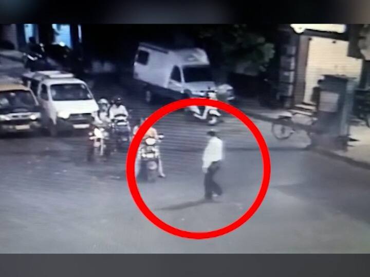 मनसुख हिरण यांच्या हत्येवेळी सचिन वाझे लोकलने गेले होते ठाण्याला; रेल्वे स्टेशनच्या CCTV मध्ये खुलासा Mansukh Hiren death case Sachin Vaze had gone to Thane by local Revealed in the CCTV of the railway station मनसुख हिरण यांच्या हत्येवेळी सचिन वाझे लोकलने गेले होते ठाण्याला; रेल्वे स्टेशनच्या CCTV मध्ये खुलासा