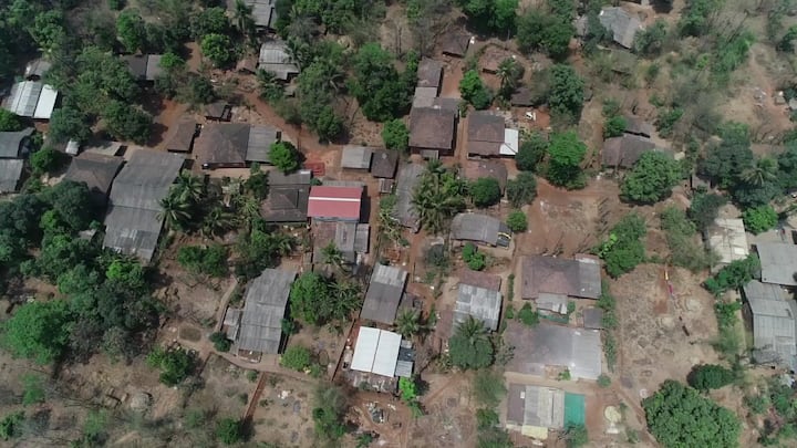 कोणास मधुमेह, हृदयरोग, कर्करोग, किडनीचे आजार, दमा अशा सहव्याधी आहेत काय याची माहिती घेतली जात आहे. तसेच प्रत्येकाला नियमित मास्क लावणे, वारंवार हात धुणे, सॅनिटायझर वापरणे, आजार न लपवता आवश्यक भरल्यास प्राथमिक आरोग्य केंद्रात जाऊन तपासणी करणे, काही सहव्याधी असल्यास नियमित औषधोपचार घेणे अशी विविध प्रकारची माहिती दिली जाते. माझे कुटुंब माझी जबाबदारीमध्ये फ्रन्टलाइनवर काम करणाऱ्या अंगणवाडी सेविका, आशा सेविका, स्वयंसेवक यांनी ग्रामपंचायत पदाधिकाऱ्यांसोबत महत्त्वपूर्ण कामगिरी बजावली. त्यामुळे गेल्या वर्षभरात एकही बाधित रुग्ण या गावात आढळलेला नाही.