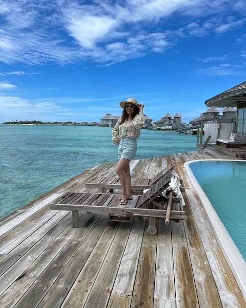 ਮਾਲਦੀਵ ਤੋਂ ਮਾਧੁਰੀ ਦੀਕਸ਼ਿਤ ਨੇ ਕੁਝ ਅਜਿਹੀਆਂ ਤਸਵੀਰਾਂ ਪੋਸਟ ਕੀਤੀਆਂ ਜਿੰਨ੍ਹਾਂ ਨੂੰ ਦੇਖਕੇ ਫੈਨਜ਼ ਕ੍ਰੇਜ਼ੀ ਹੋ ਰਹੇ ਹਨ।