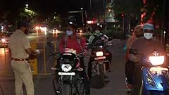 पुण्यात विनाकारण बाहेर फिरणाऱ्यांवर कारवाई, जागोजागी पोलिसांची नाकाबंदी, संध्याकाळीही वाहनांची गर्दी