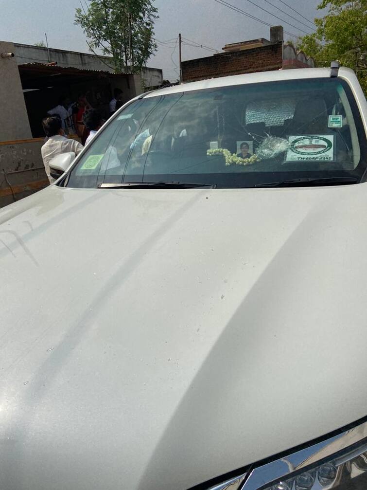OBS son assaults educator on car ஓபிஎஸ் மகன் கார் மீது கல்வீசி தாக்குதல்