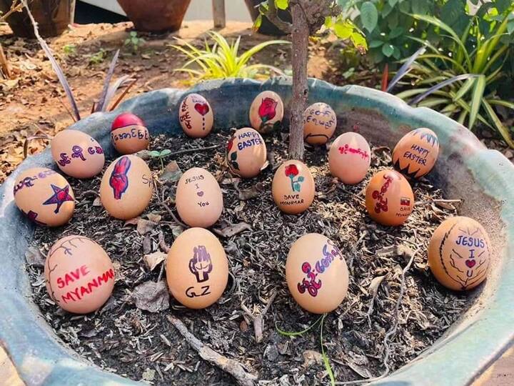 myanmar protesters wrote anti army slogans in Easter egg ஈஸ்டர் முட்டையில் ராணுவத்திற்கு எதிரான வாக்கியங்கள் - மியான்மரில் தொடரும் போராட்டம்.