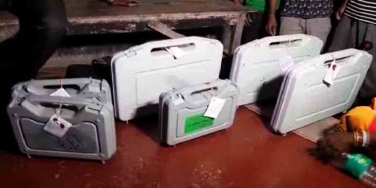 West Bengal Assembly Elections 2021 EVM-VVPAT seized from TMC Leader house at Howrah Uluberia North constituency on third Phase polling day WB Election 2021 Voting:  তৃণমূল নেতার বাড়িতে মিলল ইভিএম-ভিভিপ্যাট, সাসপেন্ড অভিযুক্ত সেক্টর অফিসার