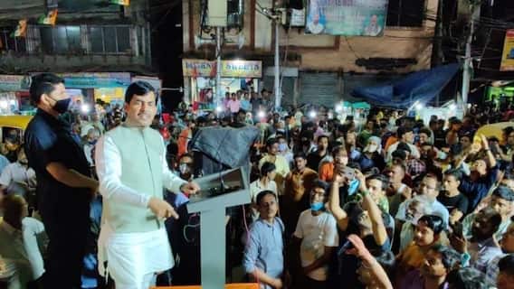 West Bengal Election 2021: হাওড়ায় BJP নেতা শাহনওয়াজ হুসেনের সভায় 'ঢিল'!