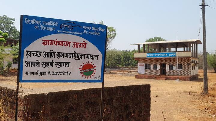 आगवे गावात ग्रामपंचायतीची कामे एकजुटीने केली जातात. या गावासाठी एकीची ताकद मोठी ठरली असून, त्याचा फायदा कोरोनाच्या परिस्थितीत झाला आहे. कोरोनादूतांनी घरोघरी जाऊन कुटुंबातील सदस्यांचे शारीरिक तापमान व ऑक्सिजन सॅच्युरेशन मोजत प्रत्येक व्यक्तीला आरोग्य स्थितीची माहिती घेतली. आजही शासनाने दिलेल्या ॲप वर नोंदणी घेत आहेत. एखाद्या व्यक्तीला ताप; खोकला;घशात खवखवणे; थकवा; श्वास घेण्यास त्रास अशा प्रकारचा त्रास होत आहे काय याचीही माहिती घेतली जात आहे.