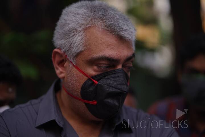ajith and  shalini came  to cast their vote in  thiruvanmiyur