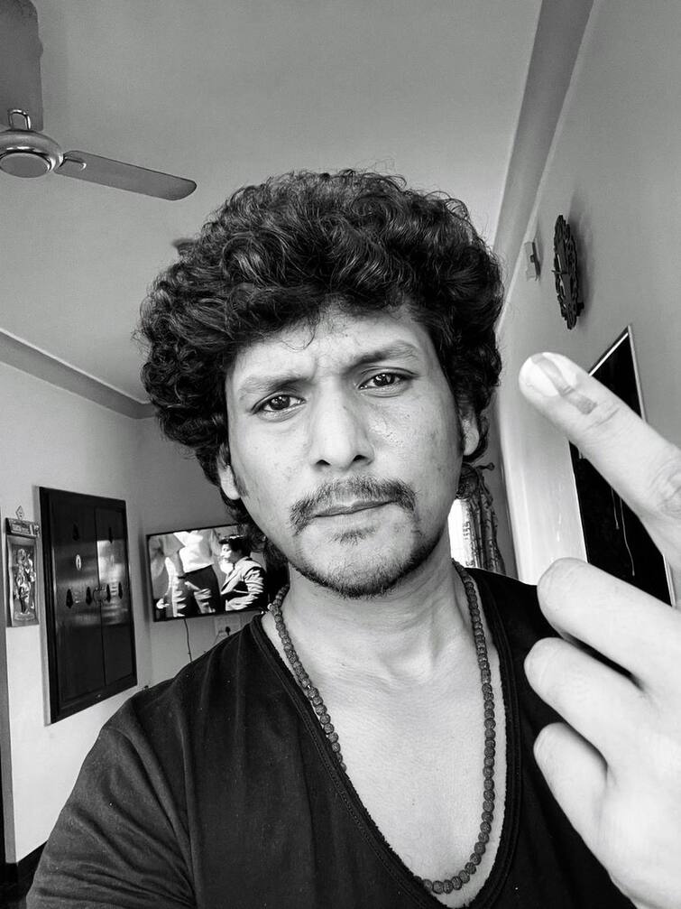 lokesh kanagaraj casted his voted after he tested corona negative கொரோனாவில் மீண்டு ஜனநாயக கடமையாற்றிய லோகேஷ் கனகராஜ் 