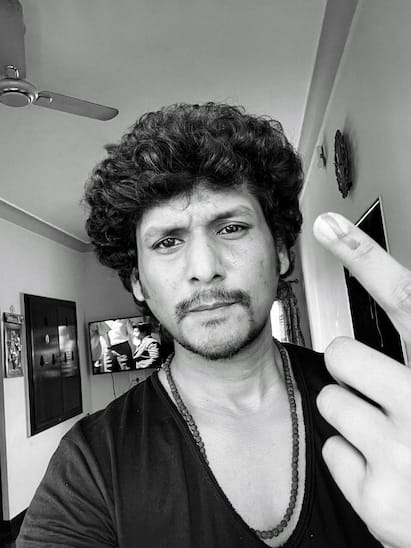 lokesh kanagaraj casted his voted after he tested corona negative கொரோனாவில் மீண்டு ஜனநாயக கடமையாற்றிய லோகேஷ் கனகராஜ் 