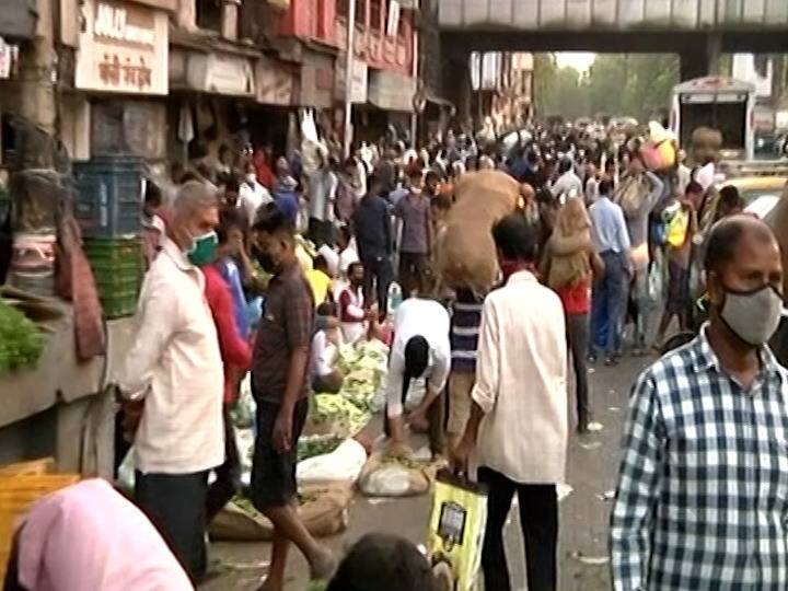 संचारबंदीचे नियम लागू असताना दादर भाजी मार्केट, फुल मार्केट येथे सकाळी सहा वाजता तुडूंब गर्दी पाहायला मिळाली.