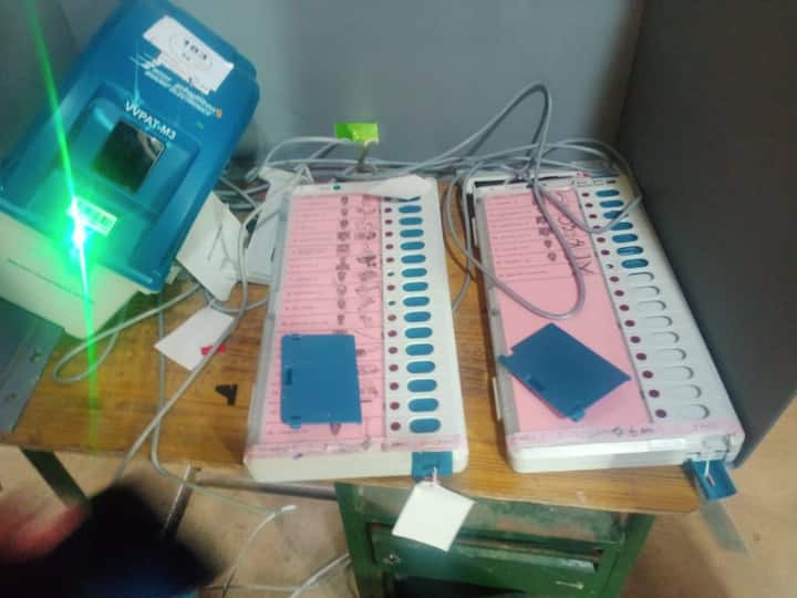 drunk  person broke the voting machine in arandangi consitution குடிபோதையில் வாக்குப் பதிவு இயந்திரத்தை வெட்டிய நபர்