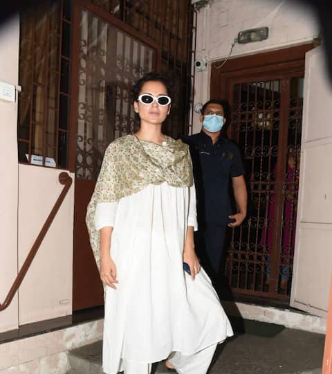 लोका सांगे ब्रह्मज्ञान.. अशा आशयाची कमेन्टही काही लोकांनी केलीय. जगाला ज्ञान तर लगेच दिलं जातंय, जेव्हा आपली वेळ येते त्यावेळी मुर्खपणा केला जातोय असंही काही लोकांनी म्हटलंय.