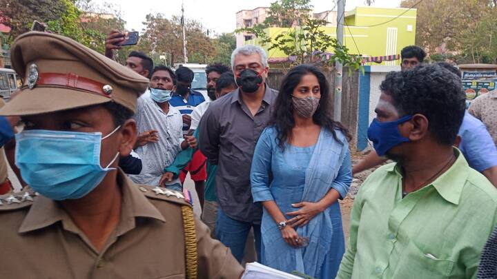ajith and  shalini came  to cast their vote in  thiruvanmiyur