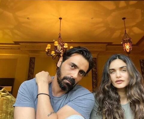 ਅਦਾਕਾਰ ਅਰਜੁਨ ਰਾਮਪਾਲ ਦੀ ਪ੍ਰੇਮਿਕਾ ਗੈਬ੍ਰਿਏਲਾ ਡੇਮੇਟ੍ਰਿਏਡਸ ਵੀ ਬਿਨਾ ਵਿਆਹ ਤੋਂ ਉਸ ਦੇ ਬੱਚੇ ਦੀ ਮਾਂ ਬਣ ਚੁੱਕੀ ਹੈ। ਦੋਵੇਂ ਜਣੇ ਲਿਵ-ਇਨ ਵਿੱਚ ਰਹਿੰਦੇ ਹਨ।