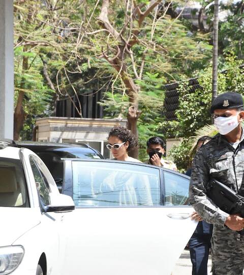 कंगनाच्या या बेजबाबदारीपणावर अनेक लोक तिला उपदेशाचे डोस देत आहेत.