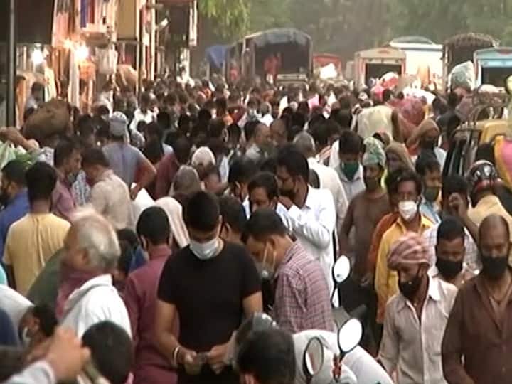 इथं सोशल डिस्टन्सिंग दूरदूरपर्यंत दिसत नव्हतंच, पण सोबतच अनेकांच्या तोंडावर मास्कही नव्हता.