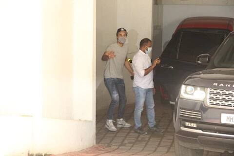 થોડા દિવસ પહેલા રણબીર કપૂરનો કોરોના રિપોર્ટ પોઝિટિવ આવ્યો હતો. તેમને કોરોના રિપોર્ટ નેગિટિવ આવતા તેમનો પરિવાર અને ફેન્સ ખૂબ ખુશ છે. તેમને સ્વસ્થ જોઇને ફેન્સે રાહતનો શ્વાસ લીધો