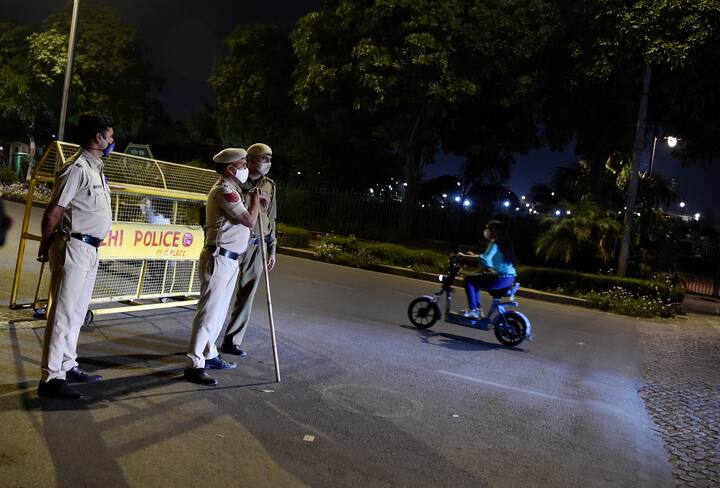 Delhi Police, home guards, civil defence, fire and emergency services, people associated with electricity, water and sanitation, public transport, are also exempted from the night curfew. Pregnant women and patients seeking treatment are exempted for travel during night time. (Image: PTI)
