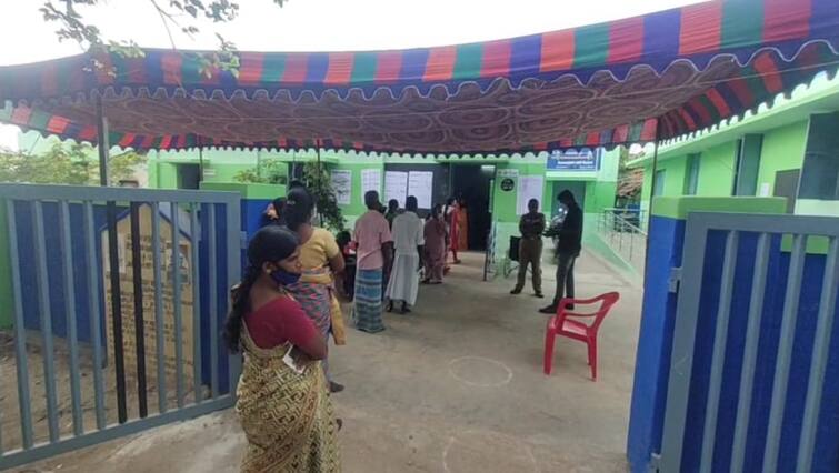 16-year-old boy was given a booth slip and cast his vote In Tanjore district தஞ்சையில் 16 வயது சிறுவன் வாக்களிக்க வாய்ப்பளித்த அதிகாரிகள்