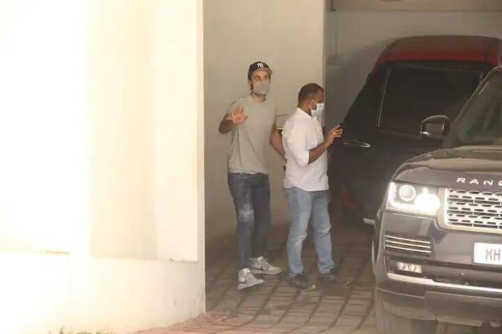 বান্দ্রার একটি ক্লিনিকে চেক আপ করাতে পৌঁছন তিনি। সেখানেই পাপারাৎজিদের মুখোমুখি হন রনবীর কপূর।