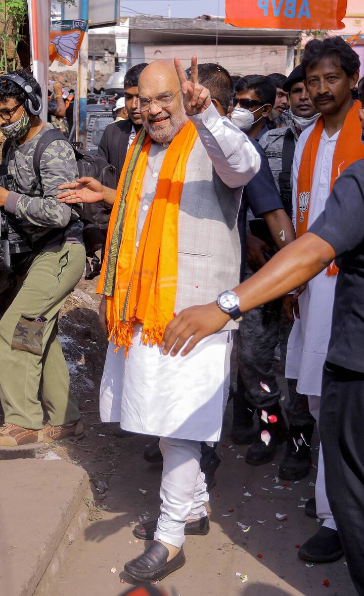 পাশাপাশি বুধবার হাওড়ার ডোমজুড়ে বিজেপি প্রার্থী রাজীব বন্দ্যোপাধ্যায়ের সমর্থনে ভোটপ্রচারে এসে কেন্দ্রীয় স্বরাষ্ট্রমন্ত্রী বললেন, 'বিপুল ব্যবধানে জিতবেন রাজীব।'