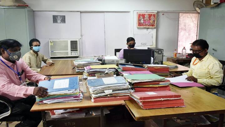સરકારી કચેરીઓમાં શનિ રવિની રજા સિવાય પણ અગત્યના કામ સિવાય કોઇને પ્રવેશ નહીં મળે. કચેરીમાં બિન જરૂરી ભીડ ન કરવા અપીલ કરી છે.